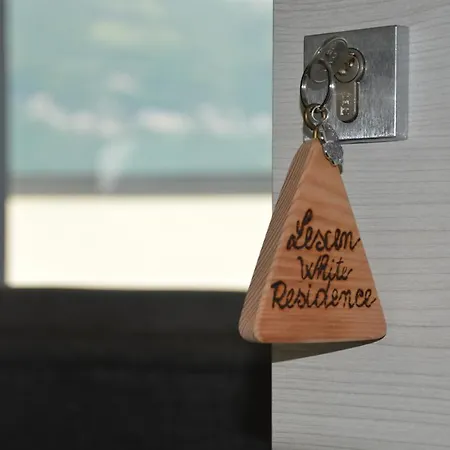 White - Jacuzzi, Swimming Pool & View דירה *