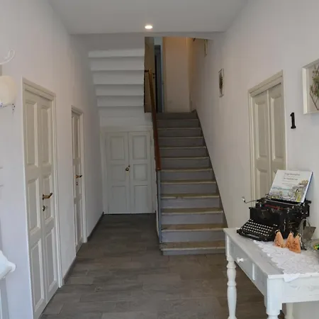 White - Jacuzzi, Swimming Pool & View דירה *