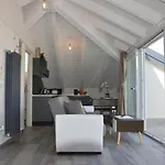 White - Jacuzzi, Swimming Pool & View Apartmán
